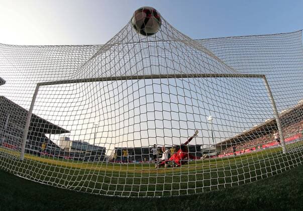 v.li.: Barbara (Brasilien) chancenlos, Simone Laudehr (Deutschland) erzielt das Tor zum nicht gegeben 1:0, scores the goal, Aktion, Action, Abseitstor, Abseits, Treffer Torkamera, Hintertorkamera, remote camera, Fussball, Frauen-Länderspiel, Deutschland - Brasilien, xmrx