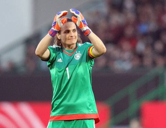 v.li.: Torhüterin Nadine Angerer (Deutschland) bedankt sich bei den Fans, bedanken, Dank, applaudiert, Applaus, klatscht in die Hände, klatschen, neues Trikot, Addias, Dress, für die WM 2015, Weltmeisterschaft in Kanada Fussball, Frauen-Länderspiel, Deutschland - Brasilien, xmrx