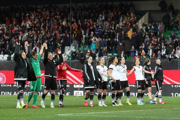 v.li.: die deutschen Spielerinnen, Nationalspielerinnen Deutschland bedankt sich bei den Fans, bedanken, Dank Fussball, Frauen-Länderspiel, Deutschland - Brasilien, xmrx