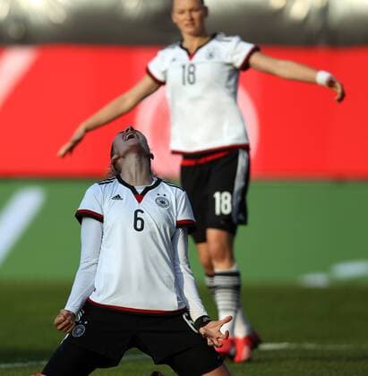 v.li.: Simone Laudehr (Deutschland) mit Torjubel, celebrate the goal, goal celebration, Jubel über das Tor 1:0, nicht gegeben wegen Abseits, Abseitstor, Treffer, enttäuscht schauend, Enttäuschung, disappointed Fussball, Frauen-Länderspiel, Deutschland - Brasilien, xmrx