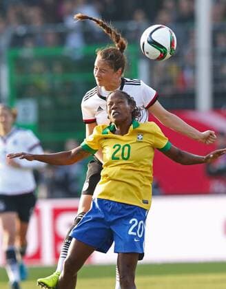 Melanie LEUPOLZ, DFB 16 im Kopfballduell mit FORMIGA , BRA 20, Kopfball, Kopfballduell, Abwehr DEUTSCHLAND - BRASILIEN (4-0) DFB Damen Nationalmannschaft Fussball Laenderspiel , Fuerth am 08.04.2015 Saison 2014 2015, Saison1415,
