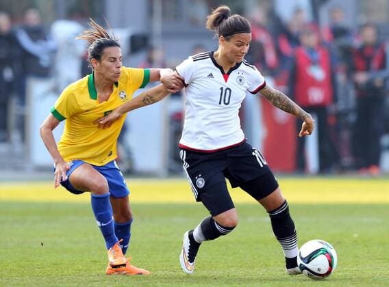 Dzsenifer MAROZSAN, DFB 10 Zweikampf , Aktion um den Ball gegen THAISA, Bra5 DEUTSCHLAND - BRASILIEN (4-0) DFB Damen Nationalmannschaft Fussball Laenderspiel , Fuerth am 08.04.2015 Saison 2014 2015, Saison1415,