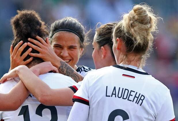 Celia SADIC, DFB 13 Torjubel, Jubel nach dem Tor zum 2-0 mit Dzsenifer MAROZSAN, DFB 10 , Melanie LEUPOLZ, DFB 16 , Simone LAUDEHR, DFB 6 , Jubel, Freude, Emotionen, Feiern, Lachen, jubelt, freuen, reisst die Arme hoch, ballt die Faust DEUTSCHLAND - BRASILIEN (4-0) DFB Damen Nationalmannschaft Fussball Laenderspiel , Fuerth am 08.04.2015 Saison 2014 2015, Saison1415,