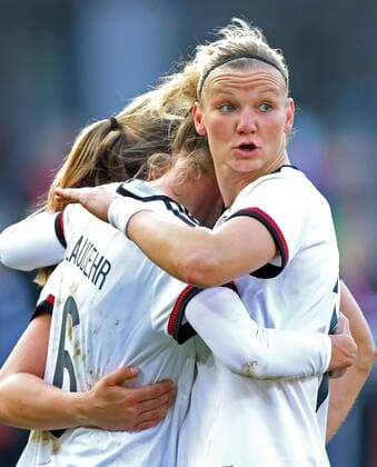 Simone LAUDEHR, DFB 6 Torjubel, Jubel nach dem Tor zum 3-0 mit Alexandra POPP, DFB 18 , Jubel, Freude, Emotionen, Feiern, Lachen, jubelt, freuen, reisst die Arme hoch, ballt die Faust DEUTSCHLAND - BRASILIEN (4-0) DFB Damen Nationalmannschaft Fussball Laenderspiel , Fuerth am 08.04.2015 Saison 2014 2015, Saison1415,