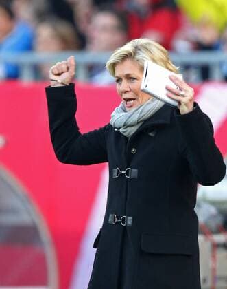 Silvia NEID, Trainerin Cheftrainerin DFB Damen Torjubel, Jubel nach dem Tor zum 3-0, Jubel, Freude, Emotionen, Feiern, Lachen, jubelt, freuen, reisst die Arme hoch, ballt die Faust , Portrait, Porträt , Trainer, Einzelbild, Freisteller, Geste, Mimik, DEUTSCHLAND - BRASILIEN (4-0) DFB Damen Nationalmannschaft Fussball Laenderspiel , Fuerth am 08.04.2015 Saison 2014 2015, Saison1415,
