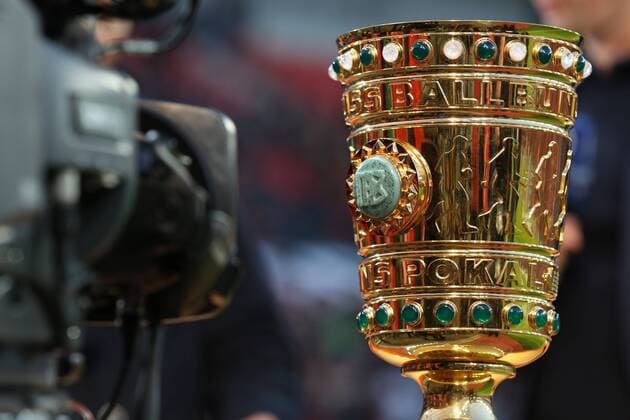 Fernsehkamera mit DFB Pokal Bayer Leverkusen vs Bayern Muenchen, Fussball, DFB Pokal Viertelfinale, 08.04.2015, Foto: Schueler Eibner EP_jse