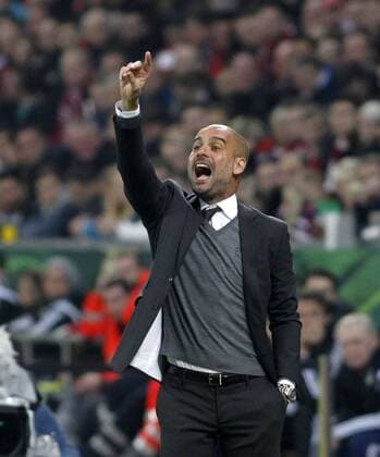 Leverkusen, Bayarena, 08.04.15: Münchens Trainer Josep Pep Guardiola gibt energisch Anweisungen im DFB Pokalspiel zwischen Bayer 04 Leverkusen vs. FC Bayern München in der Saison 2014 2015.