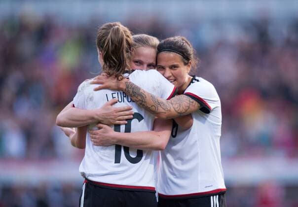 Freude nach dem Tor zum 3-0: Torschuetzin Melanie LEUPOLZ, Tabea KEMME und Dzsenifer MAROZSAN (vl alleGER) Fussball Frauen Laenderspiel: Deutschland - Brasilien in Fuerth, Deutschland am 08.04.2015,