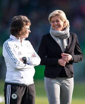 Assistenztrainerin Ulrike BALLWEG und Bundestrainerin Silvia NEID (vl beideGER) Fussball Frauen Laenderspiel: Deutschland - Brasilien in Fuerth, Deutschland am 08.04.2015,