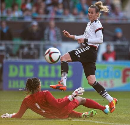 Tor zum 2-0: Torschuetzin Simone LAUDEHR (GER) gegen Torhueterin BARBARA (li BRA) Fussball Frauen Laenderspiel: Deutschland - Brasilien in Fuerth, Deutschland am 08.04.2015,