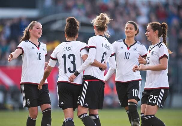 Jubel nach dem Tor zum 1-0: Melanie LEUPOLZ, Torschuetzin Celia SASIC, Simone LAUDEHR, Dzsenifer MAROZSAN und Sara DAEBRITZ (vl alleGER) Fussball Frauen Laenderspiel: Deutschland - Brasilien in Fuerth, Deutschland am 08.04.2015,