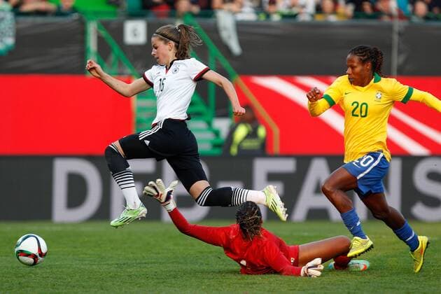 v.li.: Melanie Leupolz (Deutschland) erzielt das Tor zum , scores the goal 3:0, Torhüterin Barbara (Brasilien), Formiga (Brasilien) Fussball, Frauen-Länderspiel, Deutschland - Brasilien, xfsx