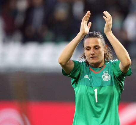 v.li.: Torhüterin Nadine Angerer (Deutschland) bedankt sich bei den Fans, bedanken, Dank enttäuscht schauend, Enttäuschung, disappointed Fussball, Frauen-Länderspiel, Deutschland - Brasilien, xmrx