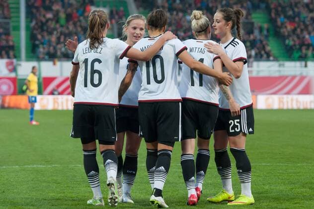 v.li.: Die Spielerinnen von Deutschland, DFB mit Torjubel, Jubel, Freude über das Tor zum 4:0 durch Dzsenifer Marozsan (Deutschland, 3.v.l.), Fussball, Frauen-Länderspiel, Deutschland - Brasilien, xobx