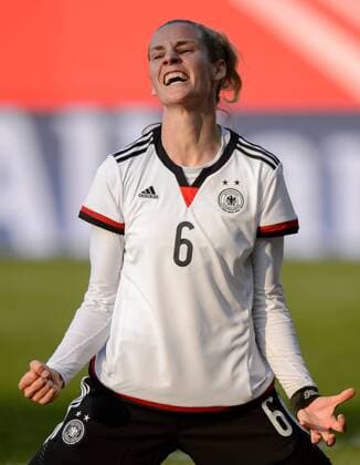 8. April 2015: Fuerth, Fussball Frauen Laenderspiel: Deutschland - Brasilien: Deutschlands Simone Laudehr.