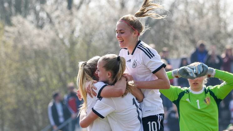 v.li.: Nina Ehegötz (Deutschland, DFB), Lea Schüller (Deutschland, DFB), Laura Freigang (Deutschland, DFB), Jubel, Torjubel, Torerfolg, celebrate the goal, goal, celebration, Jubel ueber das Tor, optimistisch, Action, Aktion, Fussball, U19-Frauen, EM-Qualifikation, Deutschland - Belgien, xozx