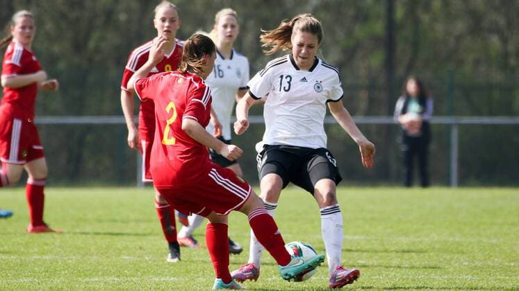 v.li.: Jody Nicole Vangheluwe (Belgien), Isabella Hartig (Deutschland, DFB), Zweikampf, Duell, duel, tackle, Dynamik, Action, Aktion, Fussball, U19-Frauen, EM-Qualifikation, Deutschland - Belgien, xozx