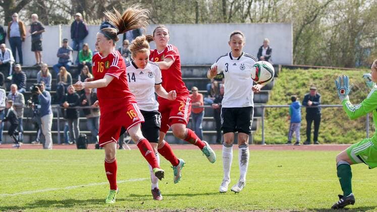 Madeline Gier (Deutschland, DFB) köpft das Tor zum zwischenzeitlichen 3:0 für Deutschland, Kopfball, Tor, Treffer, Kopfballtor, Felicitas Rauch (Deutschland, DFB, Nr. 3) wirkt überrascht, Fussball, U19-Frauen, EM-Qualifikation, Deutschland - Belgien, xozx