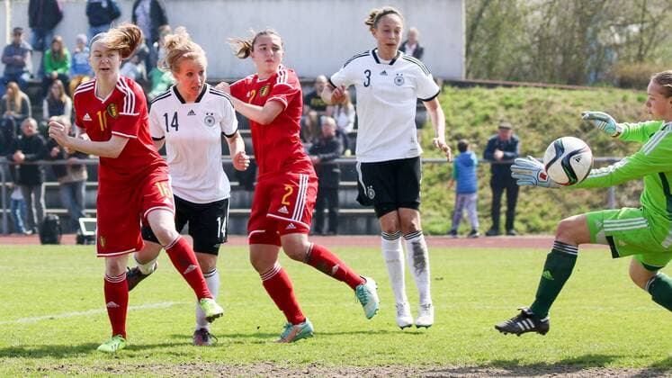 Madeline Gier (Deutschland, DFB) köpft das Tor zum zwischenzeitlichen 3:0 für Deutschland, Kopfball, Tor, Treffer, Kopfballtor, Fussball, U19-Frauen, EM-Qualifikation, Deutschland - Belgien, xozx