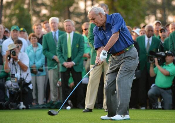 Arnold Palmer tees off at hole 1 to start the 2015 Masters Tournament at Augusta National Golf Club in Augusta, Georgia on April 9, 2015.  MAS20150409114 KEVINxDIETSCH
