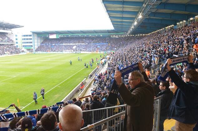 Fußball, Stadiongeschichte Arminia Bielefeld 08.04.2015,Fussball, DFB-Pokal, Saison 2014 2015, Viertelfinale, SCHÜCO-ARENA, BIELEFELD DSC ARMINIA BIELEFELD nach Elfmeterschießen Schüco-Arena in Bielefeld , Aktion, Einzelbild, Quer, Fans, Fan