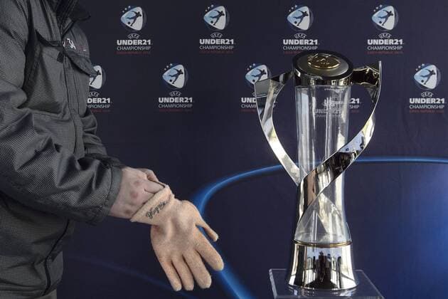 Trophy of UEFA European football under-21 championship 2015 is seen during the press conference PK Pressekonferenz in Prague, Czech Republic, April 9, 2015. (CTKxPhoto MichalxKamaryt) CTKPhotoP201504090667301  kmt 1