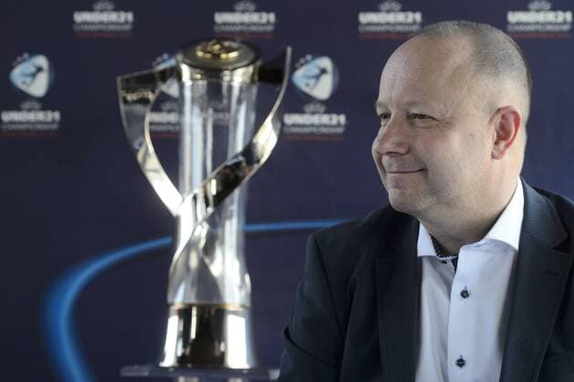 Chairman of the organising committee Petr Fousek is seen with trophy of UEFA European football under-21 championship 2015 during the press conference PK Pressekonferenz in Prague, Czech Republic, April 9, 2015. (CTKxPhoto MichalxKamaryt) CTKPhotoP201504090686801  kmt 3
