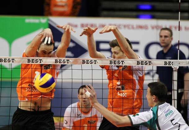 Tomas Kmet, Robert Kromm Blockabwehr, Dennis Barthel im Angriff Volleyball Bundesliga Herren Saison 2014 2015 09.04.2015 BR Volleys Berlin vs. SWD Powervolleys Düren