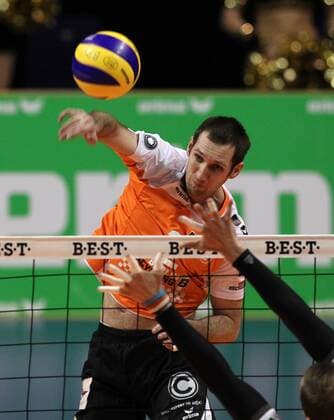 Scott Touzinsky im Angriff, Sebastian Gevert Volleyball Bundesliga Herren Saison 2014 2015 09.04.2015 BR Volleys Berlin vs. SWD Powervolleys Düren