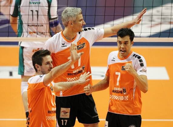 Martin Krystof, Rob Bontje, Kawika Shoji Freude Emotion jubelnd Jubel nach Satzgewinn Volleyball Bundesliga Herren Saison 2014 2015 09.04.2015 BR Volleys Berlin vs. SWD Powervolleys Düren