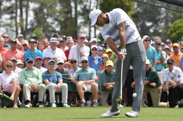 Tiger Woods hits his tee shot on the first hole in the first round the 2015 Masters Tournament at Augusta National Golf Club in Augusta, Georgia on April 9, 2015.  MAS20150409171 KEVINxDIETSCH