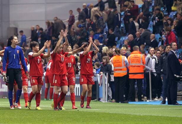 Players of China greet their supporters after the women s International Friendly Länderspiel match between England and China at the Academy Stadium of Manchester City FC in Manchester, Britain, on April 9, 2015. China lost 1-2. ) (SP)BRITAIN-MANCHESTER-FOOTBALL-FRIENDLY MATCH-CHINA VS ENGLAND HanxYan 