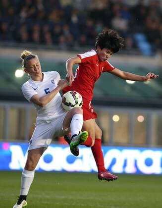 Wang Shanshan (R) of China vies with Laura Bassett of England during the women s International Friendly Länderspiel match between England and China at the Academy Stadium of Manchester City FC in Manchester, Britain, on April 9, 2015. China lost 1-2. ) (SP)BRITAIN-MANCHESTER-FOOTBALL-FRIENDLY MATCH-CHINA VS ENGLAND HanxYan 