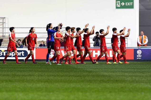 Players of China greet their supporters after the women s International Friendly Länderspiel match between England and China at the Academy Stadium of Manchester City FC in Manchester, Britain, on April 9, 2015. China lost 1-2. ) (SP)BRITAIN-MANCHESTER-FOOTBALL-FRIENDLY MATCH-CHINA VS ENGLAND HanxYan 