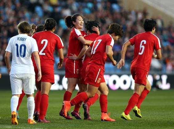 Captain Wu Haiyan (4th R) of China celebrates with her teammates after Wang Shanshan s scoring during the women s International Friendly Länderspiel match between England and China at the Academy Stadium of Manchester City FC in Manchester, Britain, on April 9, 2015. China lost 1-2. ) (SP)BRITAIN-MANCHESTER-FOOTBALL-FRIENDLY MATCH-CHINA VS ENGLAND HanxYan 
