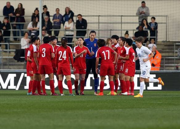 Players of China communicate during the women s International Friendly Länderspiel match between England and China at the Academy Stadium of Manchester City FC in Manchester, Britain, on April 9, 2015. China lost 1-2. ) (SP)BRITAIN-MANCHESTER-FOOTBALL-FRIENDLY MATCH-CHINA VS ENGLAND HanxYan 