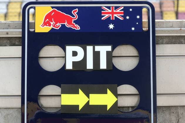 Motorsports: FIA Formula One World Championship WM Weltmeisterschaft 2015, Grand Prix of China, pit sign, Schild xHOCHxZWEIx