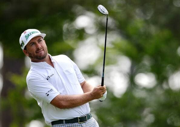 Graeme McDowell from Northern Ireland hits his tee shot on the 4th hole in the second round of the 2015 Masters Tournament at Augusta National Golf Club in Augusta, Georgia on April 10, 2015.  AUG20150410106 KEVINxDIETSCH