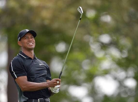 Tiger Woods hits his tee shot on the 4th hole in the second round of the 2015 Masters Tournament at Augusta National Golf Club in Augusta, Georgia on April 10, 2015.  AUG20150410129 KEVINxDIETSCH
