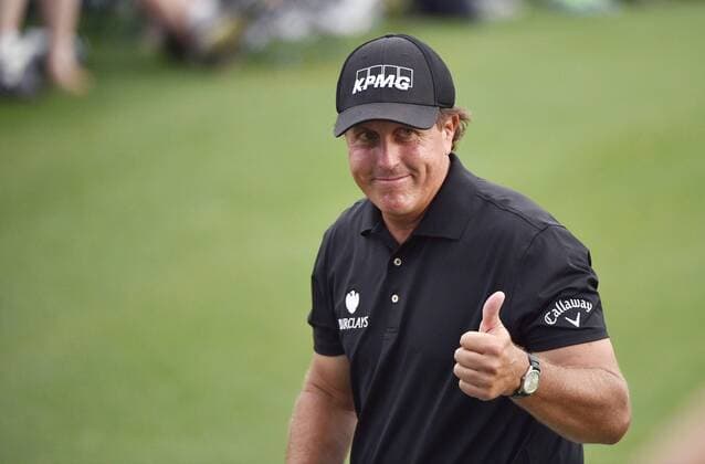 Phil Mickelson gives a thumbs up walking off of the green after he pars the 18th hole in the second round of the 2015 Masters Tournament at Augusta National Golf Club in Augusta, Georgia on April 10, 2015.  AUG20150410166 KEVINxDIETSCH