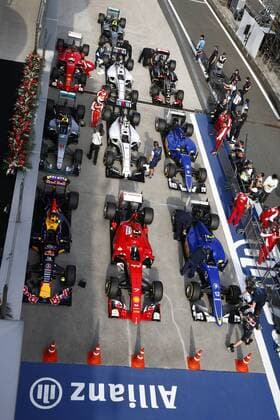 Motorsports: FIA Formula One World Championship WM Weltmeisterschaft 2015, Grand Prix of China, parc ferme, 3 Daniel Ricciardo (AUS, Infiniti Red Bull Racing), 7 Kimi Raikkonen (FIN, Scuderia Ferrari), 12 Felipe Nasr (BRA, Sauber F1 Team), xHOCHxZWEIx
