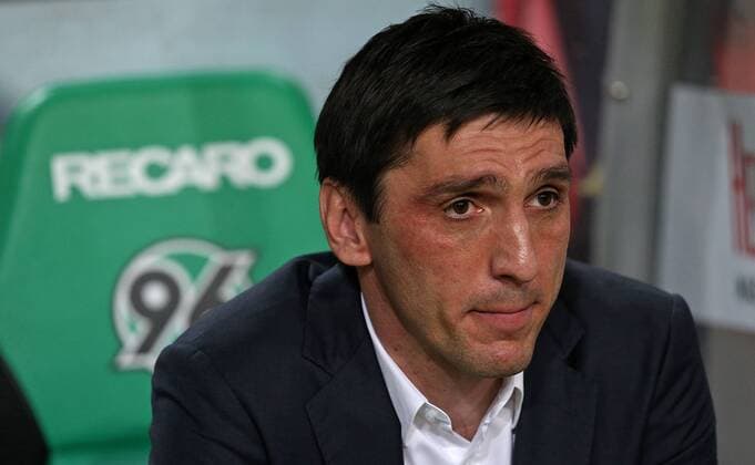 10.04.2015, Fussball 1.Bundesliga 2014 2015, 28.Spieltag, Hannover 96 - Hertha BSC Berlin, in der HDI-Arena Hannover. Trainer Tayfun Korkut (Hannover) 