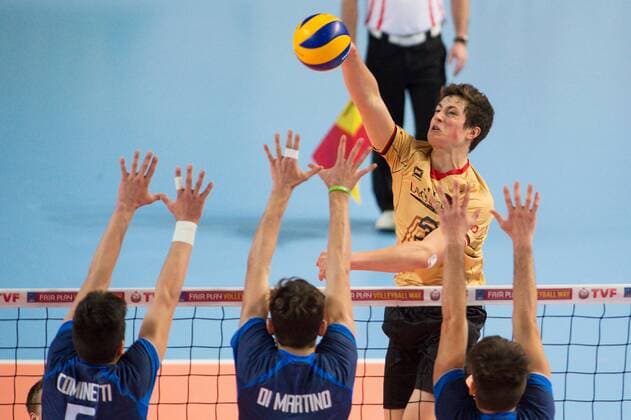 11.04.2015, Sakarya Spor Salonu, Sakarya Volleyball, 2015 CEV U19 Volleyball European Championship EM Europameisterschaft Europameisterschaft, Halbfinale, Deutschland vs. Italien Angriff Sven Winter ( 3 GER) - Block Dreierblock Roberto Cominetti ( 5 ITA), Gabriele di Martino ( 11 ITA), Francesco Zoppellari ( 7 ITA)