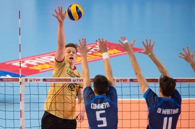 11.04.2015, Sakarya Spor Salonu, Sakarya Volleyball, 2015 CEV U19 Volleyball European Championship EM Europameisterschaft Europameisterschaft, Halbfinale, Deutschland vs. Italien Angriff Maximilian Auste ( 5 GER) - Block Doppelblock Roberto Cominetti ( 5 ITA), Gabriele di Martino ( 11 ITA)