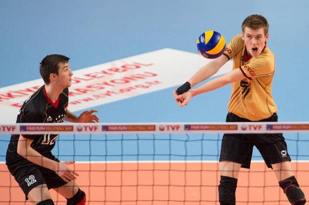 11.04.2015, Sakarya Spor Salonu, Sakarya Volleyball, 2015 CEV U19 Volleyball European Championship EM Europameisterschaft Europameisterschaft, Halbfinale, Deutschland vs. Italien Julian Zenger ( 12 GER), Annahme Corbin Balster ( 7 GER)