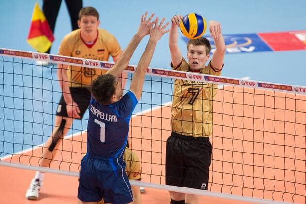 11.04.2015, Sakarya Spor Salonu, Sakarya Volleyball, 2015 CEV U19 Volleyball European Championship EM Europameisterschaft Europameisterschaft, Halbfinale, Deutschland vs. Italien Block Francesco Zoppellari ( 7 ITA) - Block Corbin Balster ( 7 GER)