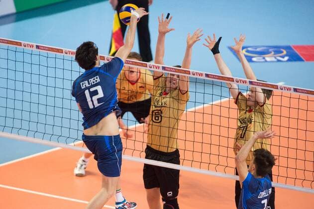 11.04.2015, Sakarya Spor Salonu, Sakarya Volleyball, 2015 CEV U19 Volleyball European Championship EM Europameisterschaft Europameisterschaft, Halbfinale, Deutschland vs. Italien Angriff Gianluca Galassi ( 12 ITA) - Block Doppelblock Peter Schnabel ( 16 GER), Corbin Balster ( 7 GER)