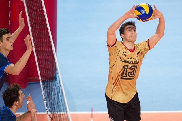 11.04.2015, Sakarya Spor Salonu, Sakarya Volleyball, 2015 CEV U19 Volleyball European Championship EM Europameisterschaft Europameisterschaft, Halbfinale, Deutschland vs. Italien Zuspiel Stefan Thiel ( 13 GER)
