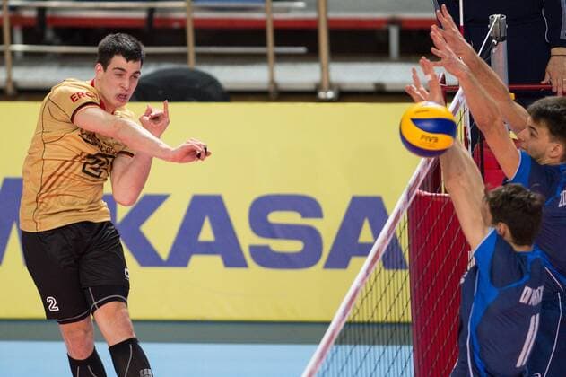 11.04.2015, Sakarya Spor Salonu, Sakarya Volleyball, 2015 CEV U19 Volleyball European Championship EM Europameisterschaft Europameisterschaft, Halbfinale, Deutschland vs. Italien Angriff Moriz Rauber ( 2 GER) - Block Doppelblock Gabriele di Martino ( 11 ITA), Francesco Zoppellari ( 7 ITA)