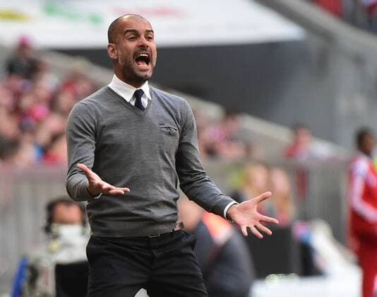 11.04.2015, xjhx, Fussball 1.Bundesliga, FC Bayern Muenchen - Eintracht Frankfurt, v.l. Pep Guardiola (Trainer FC Bayern Muenchen) gibt Anweisungen, gestikuliert, mit den Armen gestikulieren gives instructions, gesticulate.